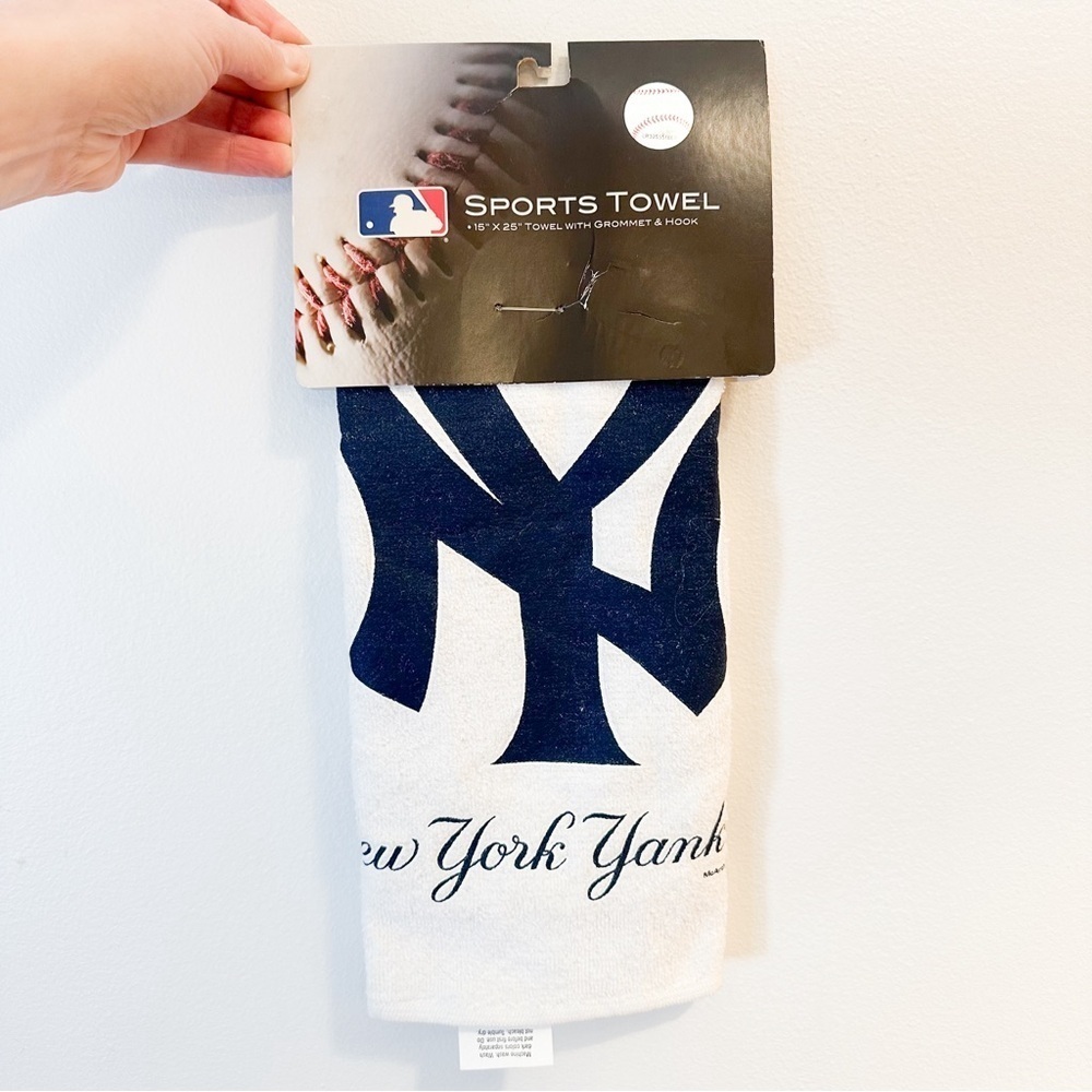 NWT MLB NY New York Yankees Sports Towel 15”x25” white Blue